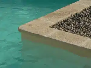 Margelle de piscine en pierre naturelle Rouvière Collection, style solide et authentique, idéale pour mas provençaux, terrasse et aménagement extérieur haut de gamme
