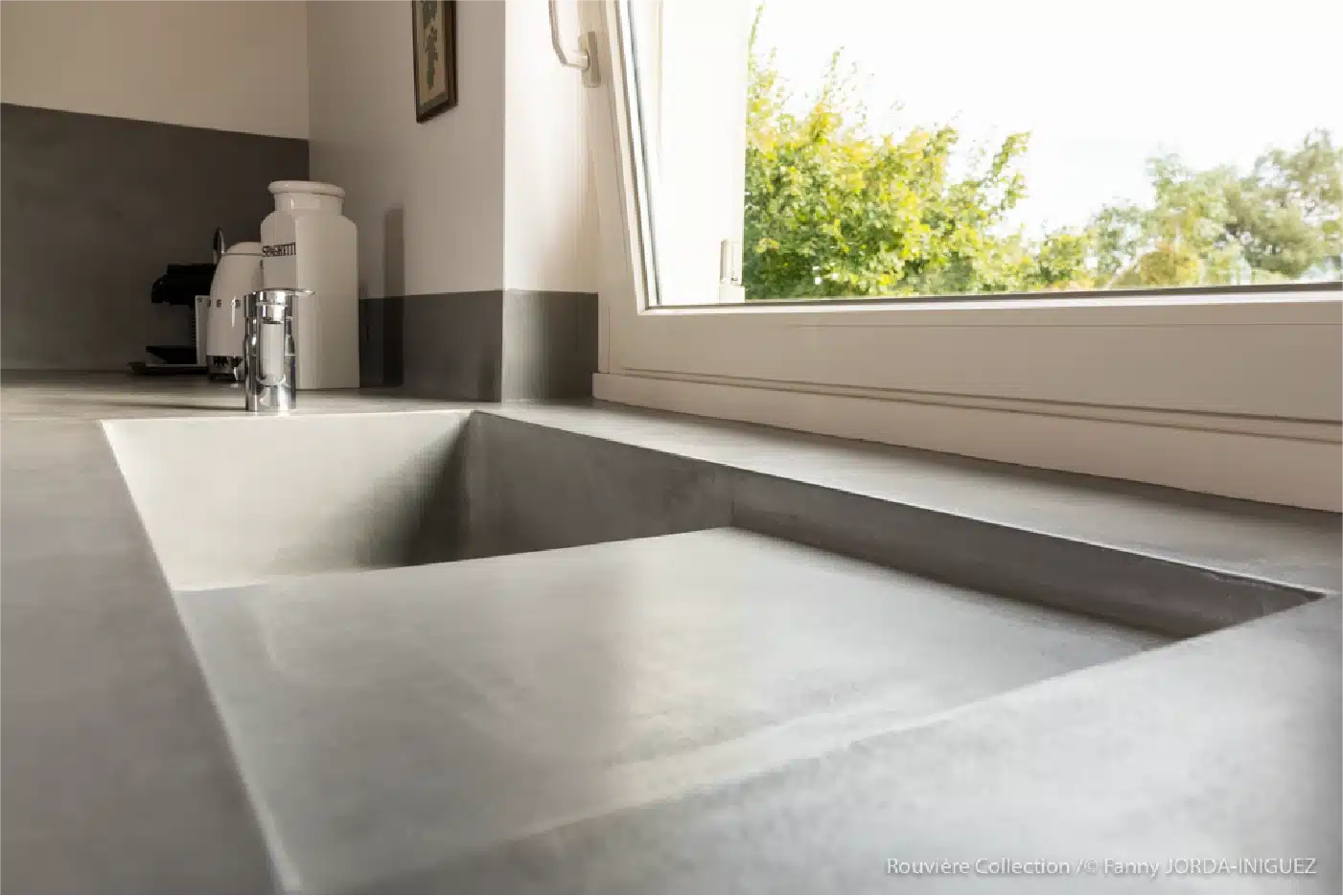 Plan de travail et évier cuisine en béton ciré gris clair Rouvière Collection, surface résistante, moderne, minimaliste, facile d’entretien, haut de gamme, design contemporain