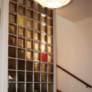 Cloison décorative Mendini Agata, design moderne et élégant, idéale pour séparer les espaces tout en laissant passer la lumière.