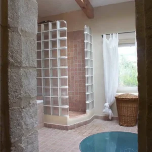 Douche avec paroi en verre lisse transparent, design moderne et épuré pour salle de bain.