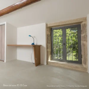 Béton ciré teinte BC-05 Craie Sol de chambre en béton ciré gris clair, Rouvière Collection