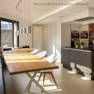 Béton ciré teinte BC35 Inox par Decostyle - Sol en béton ciré gris dans une cuisine moderne, signé Rouvière Collection