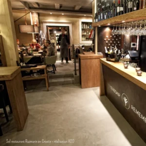 Sol restaurant Ruzmarin en Croatie - réalisation H20 - Sol de restaurant en béton ciré gris, élégant et moderne, réalisé par Rouvière Collection