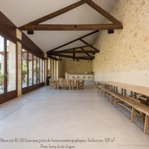 Béton ciré BC-05 Craie avec joints de fractionnement graphiques. Surface env. 100 m2 Photo Fanny Jorda-Iniguez - Sol de salle de réception en béton ciré gris, élégant et moderne, création Rouvière Collection