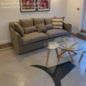 Béton ciré teinte BC-65 Lin - Tête de taureau BC-62 Noir Restaurant O Banel (30) - réalisation Sébastien Roussel - Sol de salon d’hôtel en béton ciré gris clair et noir, design moderne, création Rouvière Collection