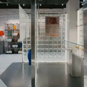 Parois en briques de verre Basic dans le Bias Concept Store à Toulouse, ambiance lumineuse et design contemporain