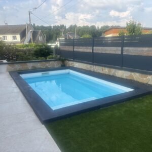 Margelle Libra 96×30×12 noire Rouvière Collection, béton décoratif moderne pour margelles de piscine, terrasses et aménagements extérieurs design
