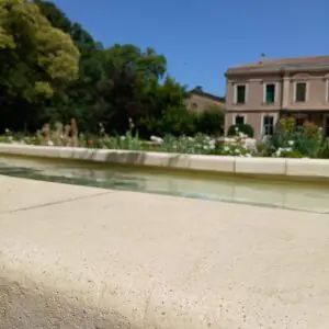 Margelle en béton façon pierre contemporaine créée sur mesure pour aménagement de la fontaine du parc Sophie Desmarets à Montpellier