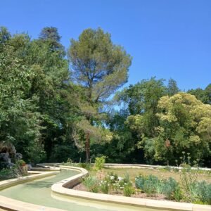Aménagement de la fontaine du parc Sophie Desmarets à Montpellier avec une margelle en béton créée sur mesure par Rouviere Collection