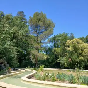 Aménagement de la fontaine du parc Sophie Desmarets à Montpellier avec une margelle en béton créée sur mesure par Rouviere Collection