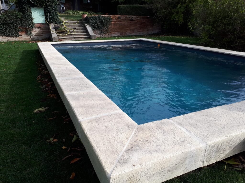 Margelles Bourgeoise en L pour bassin surélevé teinte n°4 vieillie Rouvière Collection, béton décoratif résistant et modulable pour contours de piscine et aménagements extérieurs