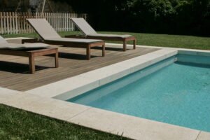 Margelles en L Grésé Blanc Naturel Rouvière Collection, béton décoratif élégant et résistant pour contours de piscine, terrasses et aménagements extérieurs