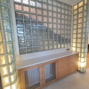 Paroi en forme de U en briques de verre Pegasus avec rétroéclairage. Verre sablé une face - Rouviere Collection