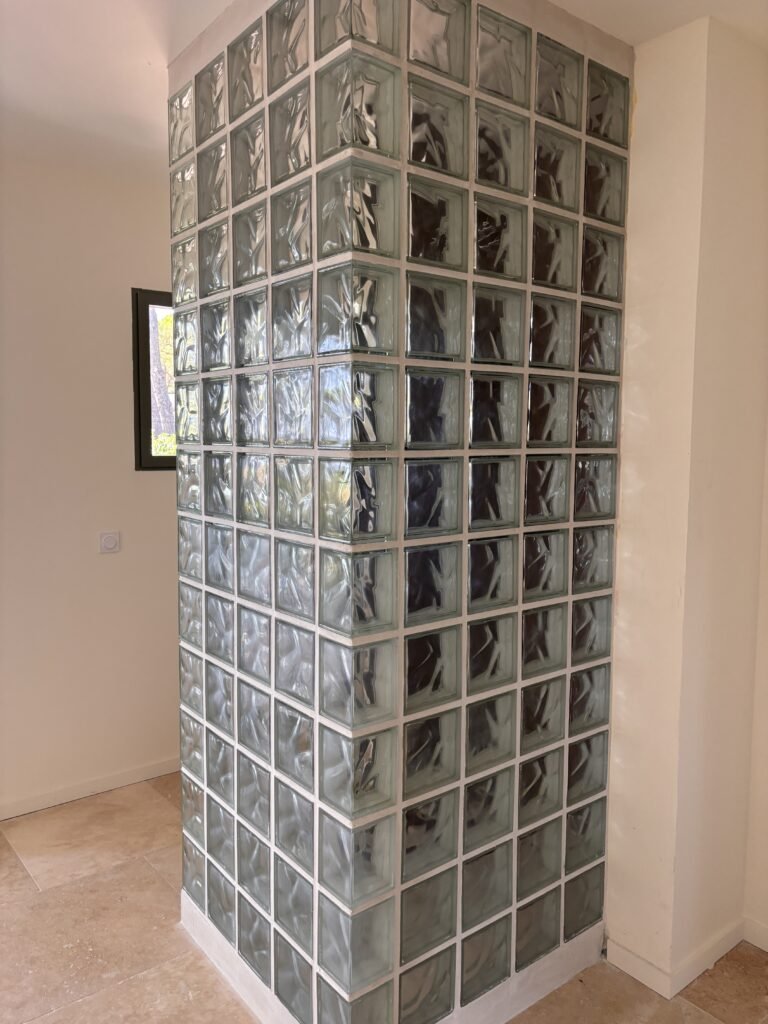 Paroi en L avec briques d’angle à deux pans Rouvière Collection, mur modulable et lumineux au design contemporain