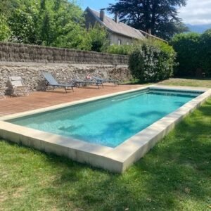 Piscine et jardin avec margelles Mini Silk Warm, retombées extérieures, Rouvière Collection – béton décoratif élégant pour aménagements extérieurs modulables