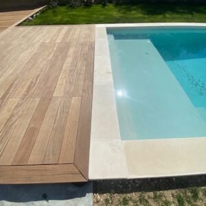 Margelle de piscine en U Grésé Blanc Naturel Rouvière Collection, béton décoratif résistant et durable pour contours de piscine élégants
