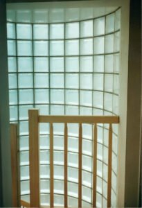 briques-de-verre-dans-grande-cage-d_escalier
