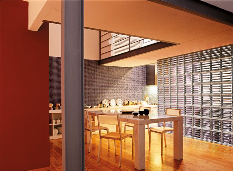 Réalisation en briques de verre Dorique avec bandes horizontales Rouvière Collection, mur modulable et design pour cloisons lumineuses