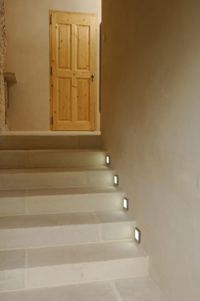 Escalier avec un habillage des marches avec des pièces en L, sur la base du modèle Bastide