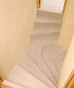 Escalier en béton ciré avec finition lisse et design contemporain