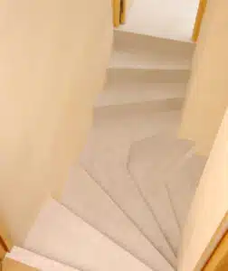 Escalier en béton ciré avec finition lisse et design contemporain