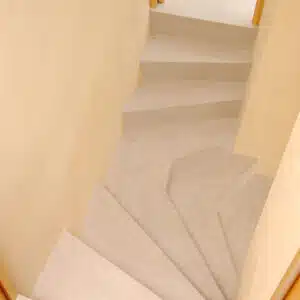 Escalier en béton ciré beige avec finition lisse et design contemporain