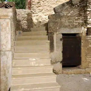 Escalier extérieur en marches massives en béton décoratif, robuste et durable