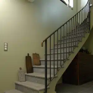 Vue d’ensemble des dalles Bourgeoise au sol et du carrelage Authentique sur un escalier en béton décoratif