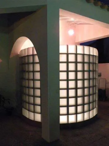 paroi douche exterieure en briques de verre