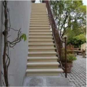 Escalier extérieur résistant aux intempéries, design moderne et durable