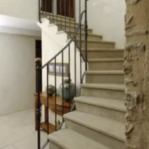Escalier intérieur sur mesure, pierre avec finitions soignées et design élégant