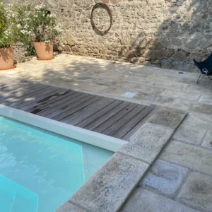 Margelles Bourgeoises vieillies en pierre avec dallage coordonné autour de piscine