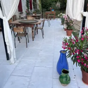 Carrelage en béton façon pierre naturelle, deux formats rectangulaires posés en opus régulier, pour une terrasse en teinte Blanc naturel rafraîchissante