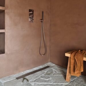 Enduit béton ciré Rouviere Collection teinte Cuir en revêtement de douche à l'italienne