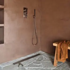 Enduit béton ciré Rouviere Collection teinte Cuir en revêtement de douche à l'italienne