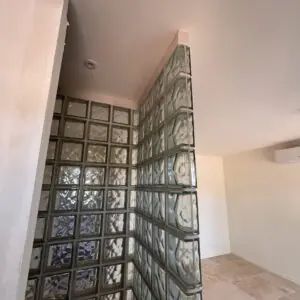 Paroi de douche en angle en briques de verre de la gamme Basic, avec des pièces de finition - Rouviere Collection