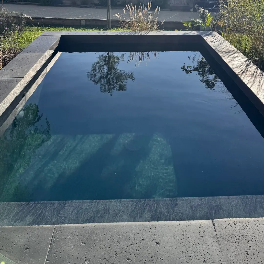 Margelles de piscine en béton en forme de L pour une mini piscine, modèle Grésé avec un effet bullé