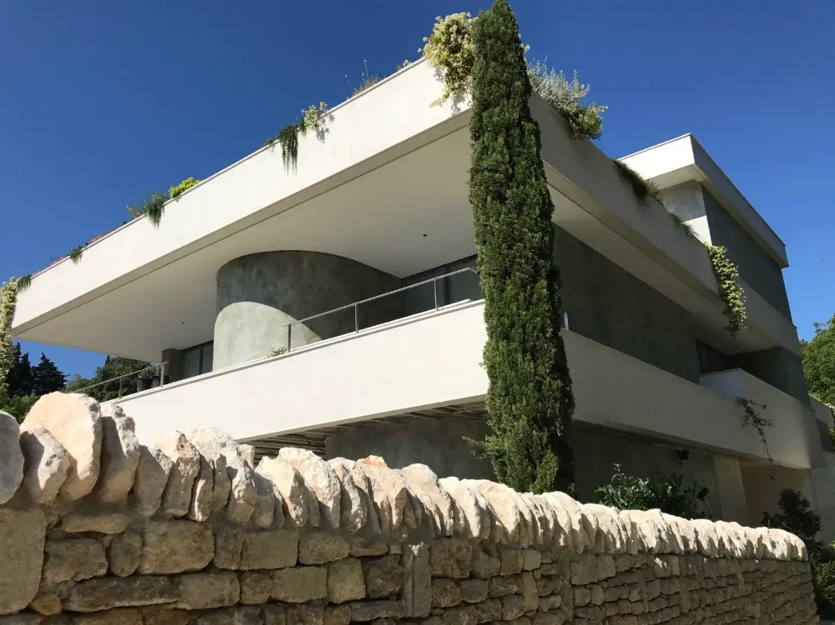 Villa contemporaine à Uzès avec façade en enduit minéral effet béton ciré