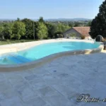 Margelles courbes et dallage Authentique autour d’une piscine