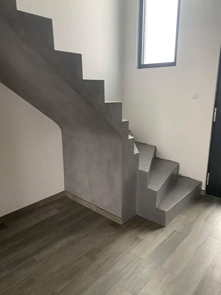 Escalier habillé d’un enduit béton ciré gris moderne Rouvière Collection