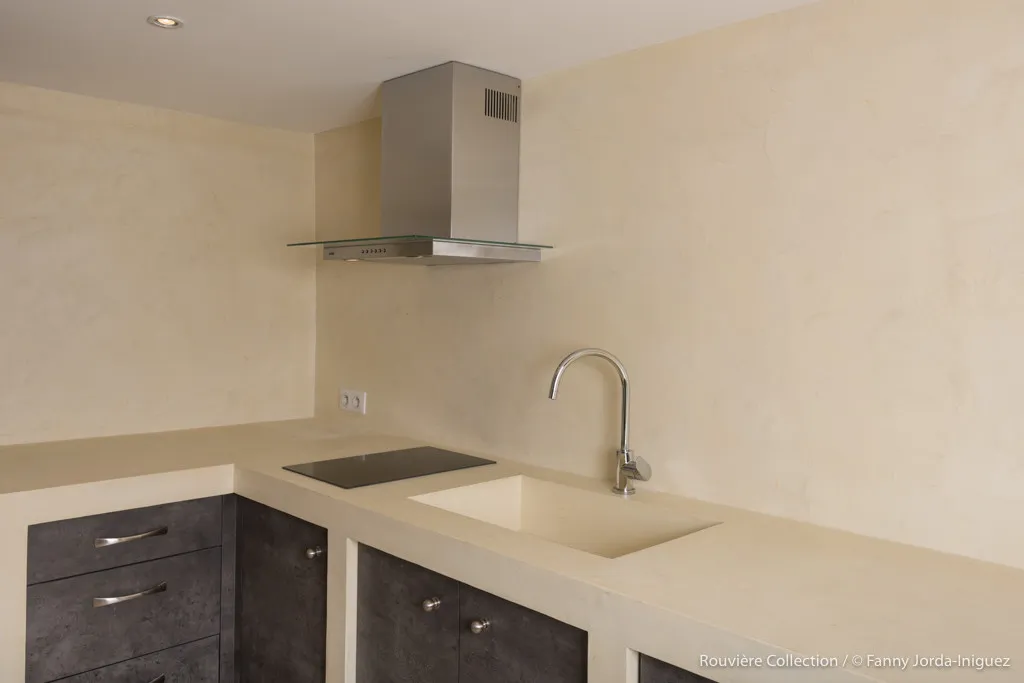Cuisine aménagée avec béton ciré Rouvière Collection à Sernhac