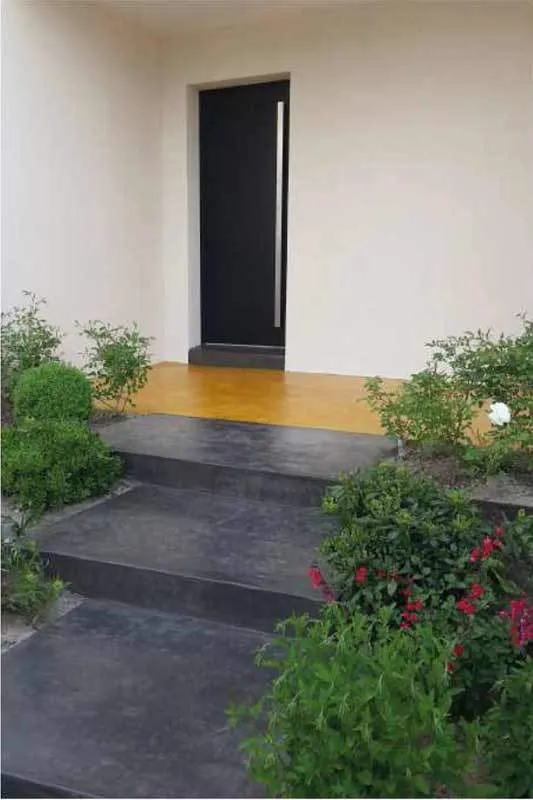 Escalier extérieur d’entrée de maison en micro-béton effet béton ciré Rouvière Collection