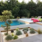 Plage de piscine en dallage Grésé 50x100 cm posé sur plots