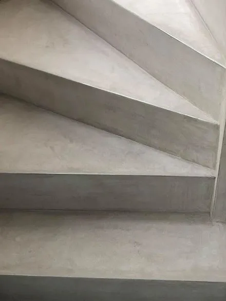 Escalier intérieur de 16 marches en béton ciré vu du dessus