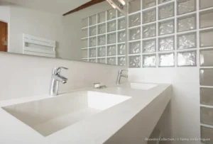 Meuble de salle de bains sur mesure à double vasque en béton ciré blanc