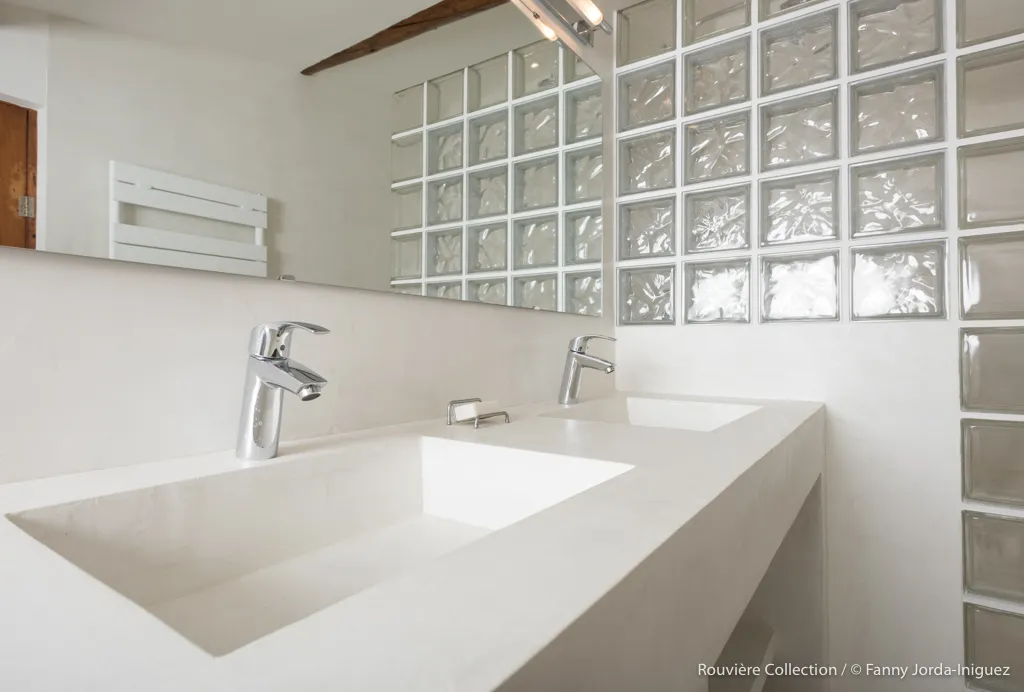 Meuble de salle de bains sur mesure à double vasque en béton ciré blanc