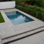 Margelles et dallage Manoir Silk gris clair autour d’une piscine à Toulouse