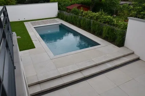 Margelles et dallage Manoir Silk gris clair autour d’une piscine à Toulouse