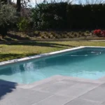 Plage de piscine en finition Grésé béton Rouvière Collection