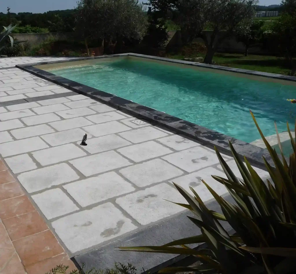 Margelles Vienne gris anthracite et dallage Authentique gris Berg autour d’une piscine